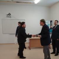 Ředitel soutěže gratuluje Kristiánu Markovi